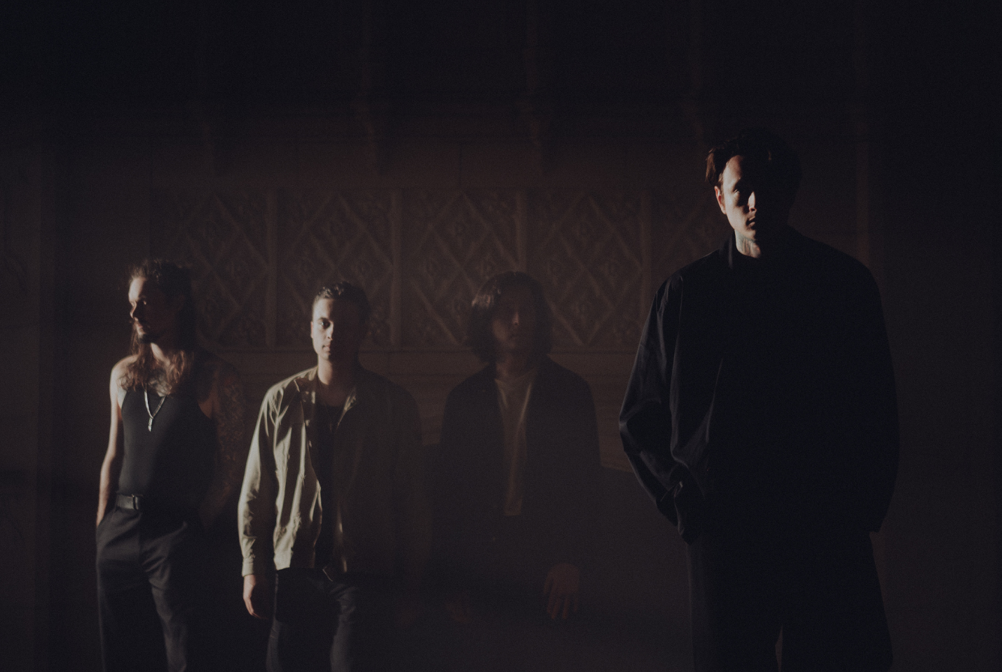 Band Bad Omens dark room